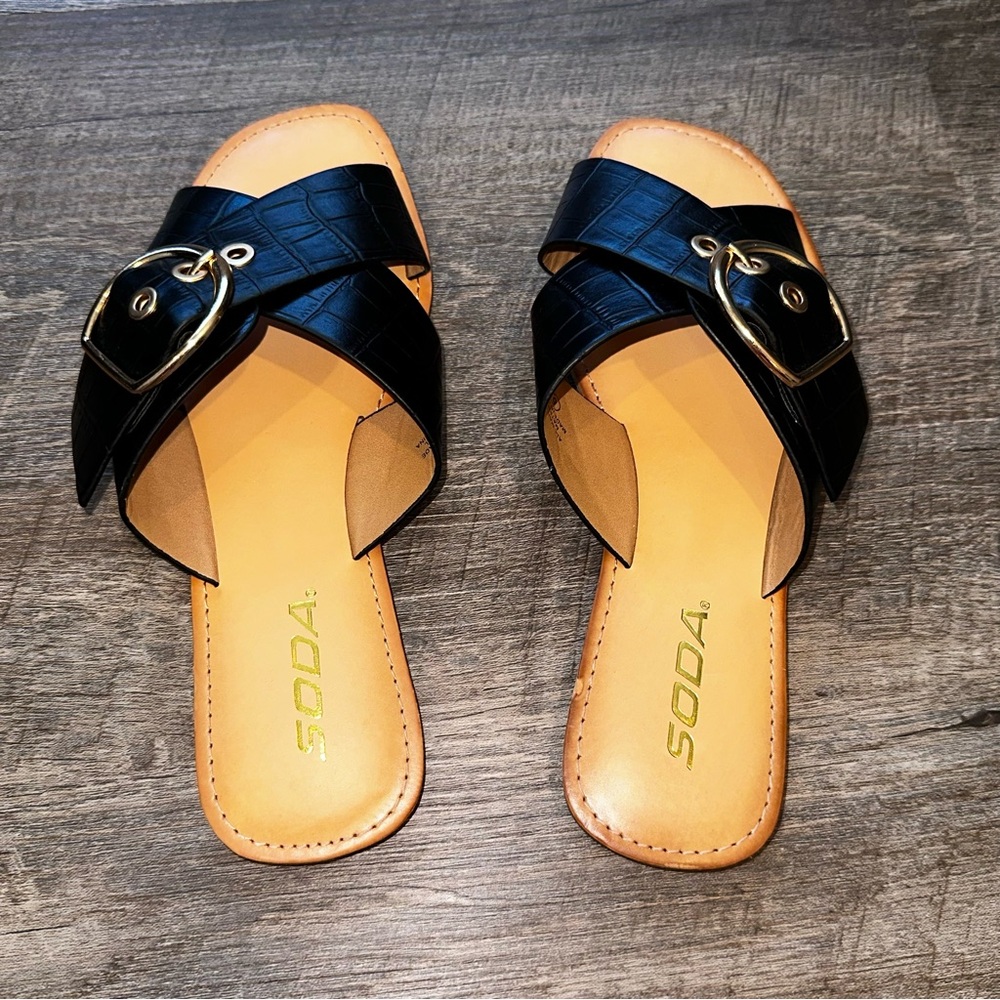 Buckle Soda Oregans Black Buckle Sandals women’s size 6 slip on - Picture 11 of 12